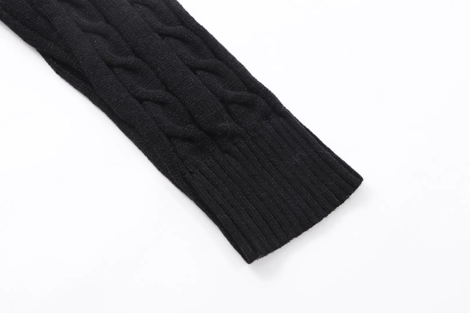 P210 [Ralph Lauren round neck solid color pony embroidery logo twist knitted sweater] ✅Ralph Lauren classic basic versatile knitted pullover crew neck sweater for men and women ✅Main supplier platform live broadcast Wholesale entity Replenish when out of stock will not be removed from the shelves ✅ZP quality 1:1 pattern making Scan the code to enter the GF website Counter quality ✅Detailed quality is the only one in Guangzhou Imported quality cotton yarn Focus on high-end cost-effective Good quality Needless to say ✅The version is restored to the original version. The maximum size can be worn up to 1105 pounds. Loose, comfortable and stress-free. ✅The upper body is simple and easy to match. A must-have for ootd. Good-looking clothes are never picky. A must-have in couples’ wardrobes. Size: S-XL. Color: black, white, gray, royal blue, pink, sky blue, khaki.